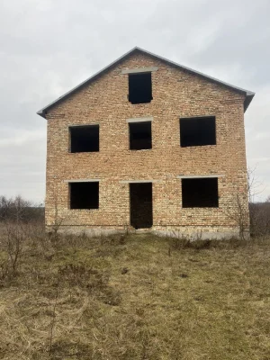 Земельна ділянка з незавершеним будівництвом
