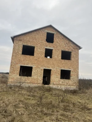 Земельна ділянка з незавершеним будівництвом