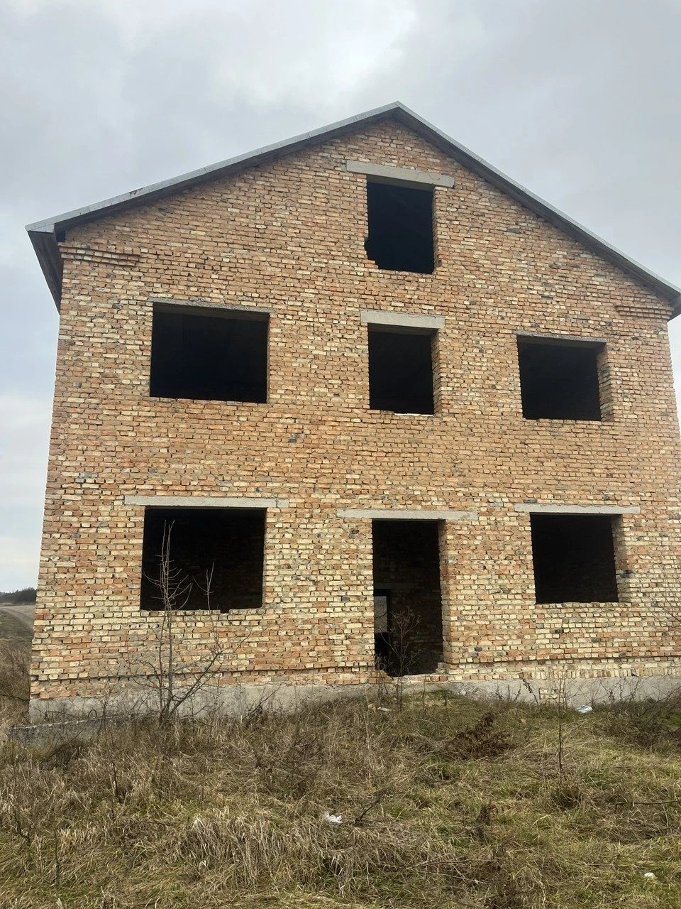 Земельна ділянка з незавершеним будівництвом