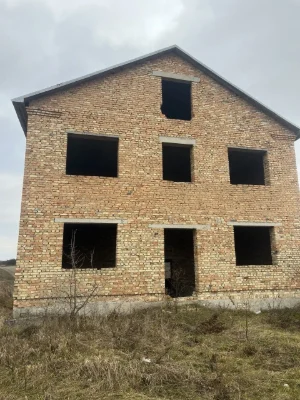 Земельна ділянка з незавершеним будівництвом