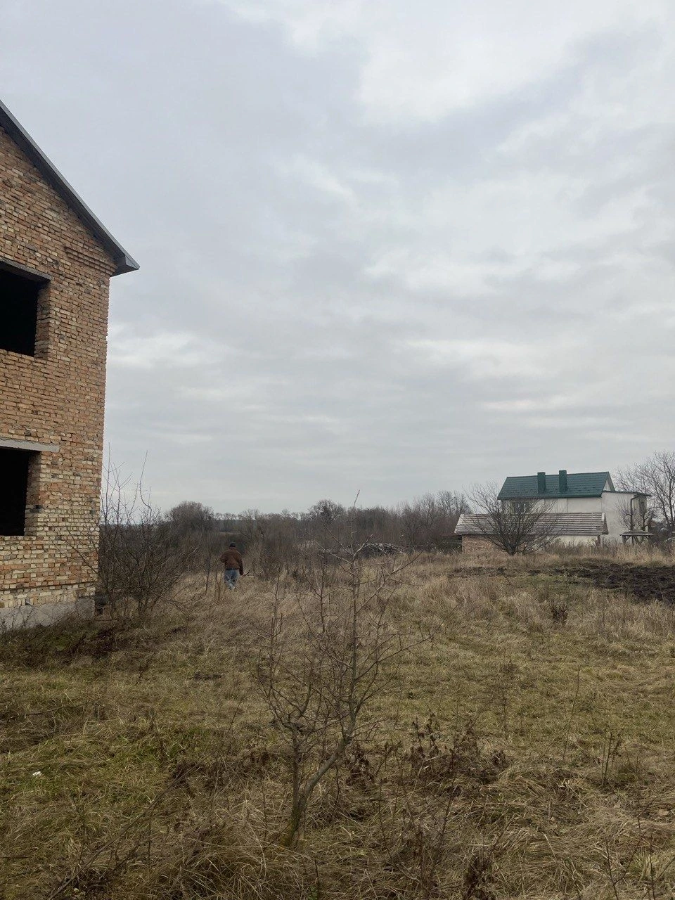 Земельна ділянка з незавершеним будівництвом