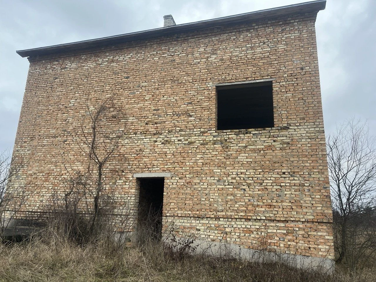 Земельна ділянка з незавершеним будівництвом