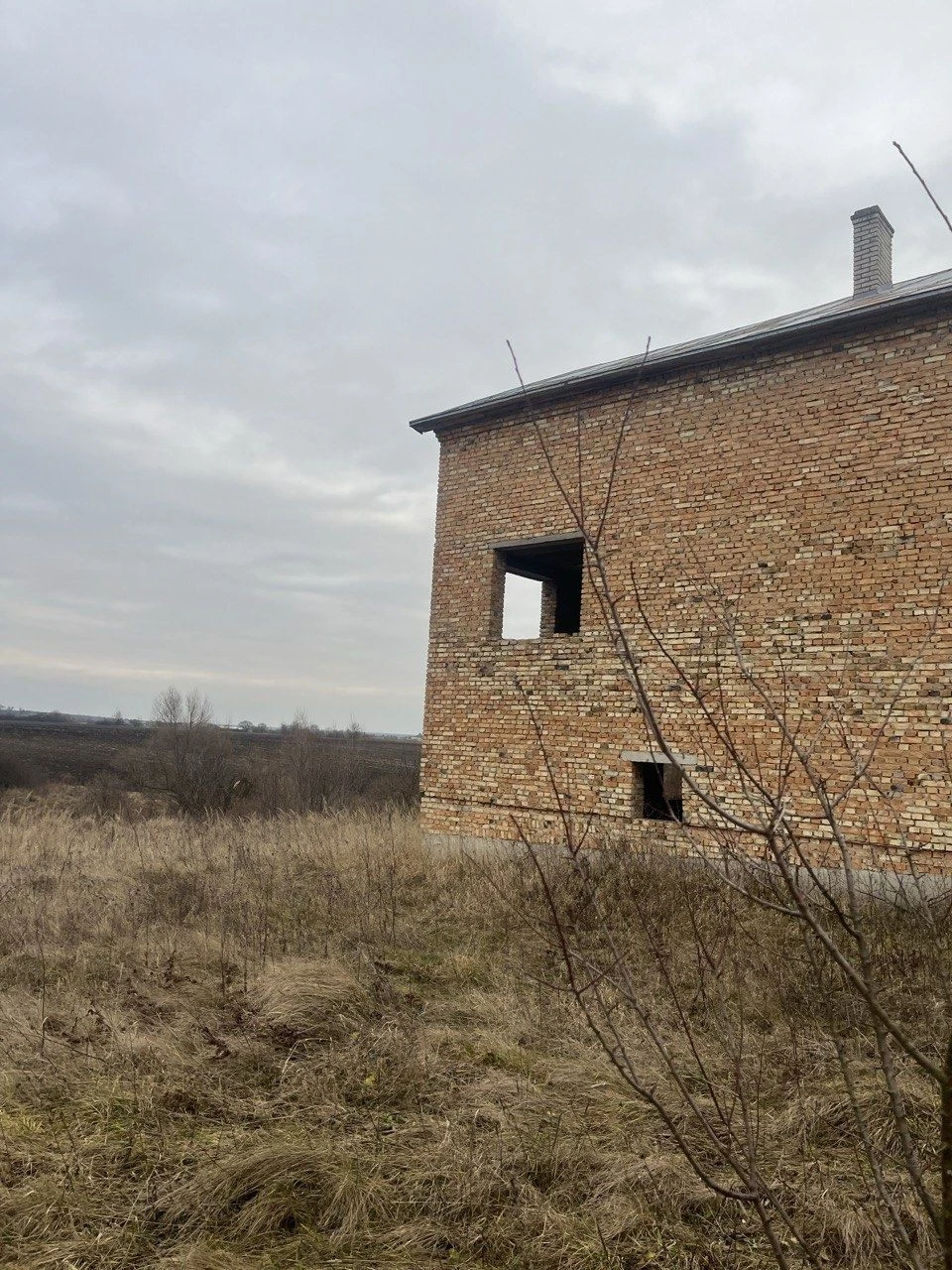 Земельна ділянка з незавершеним будівництвом