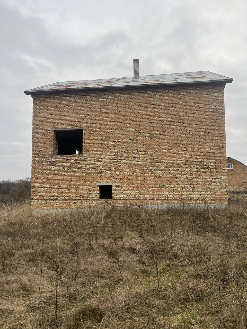 Земельна ділянка з незавершеним будівництвом