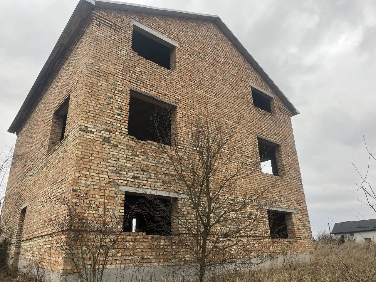 Земельна ділянка з незавершеним будівництвом