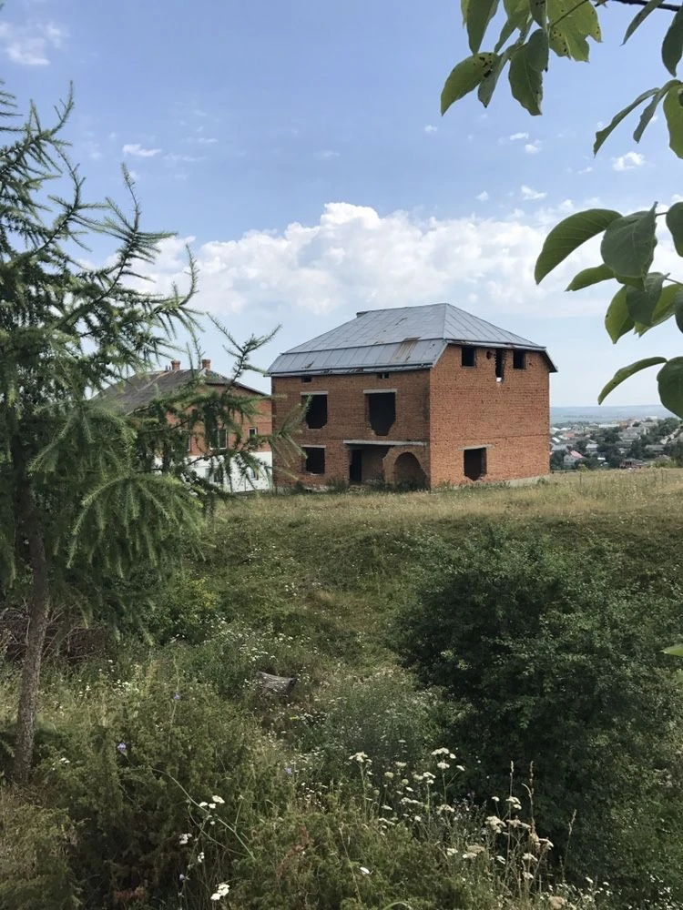 Незакінчений будинок + земельна ділянка