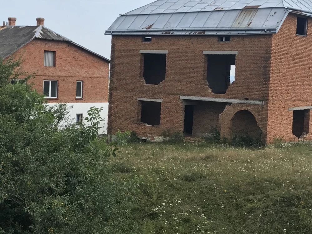 Незакінчений будинок + земельна ділянка