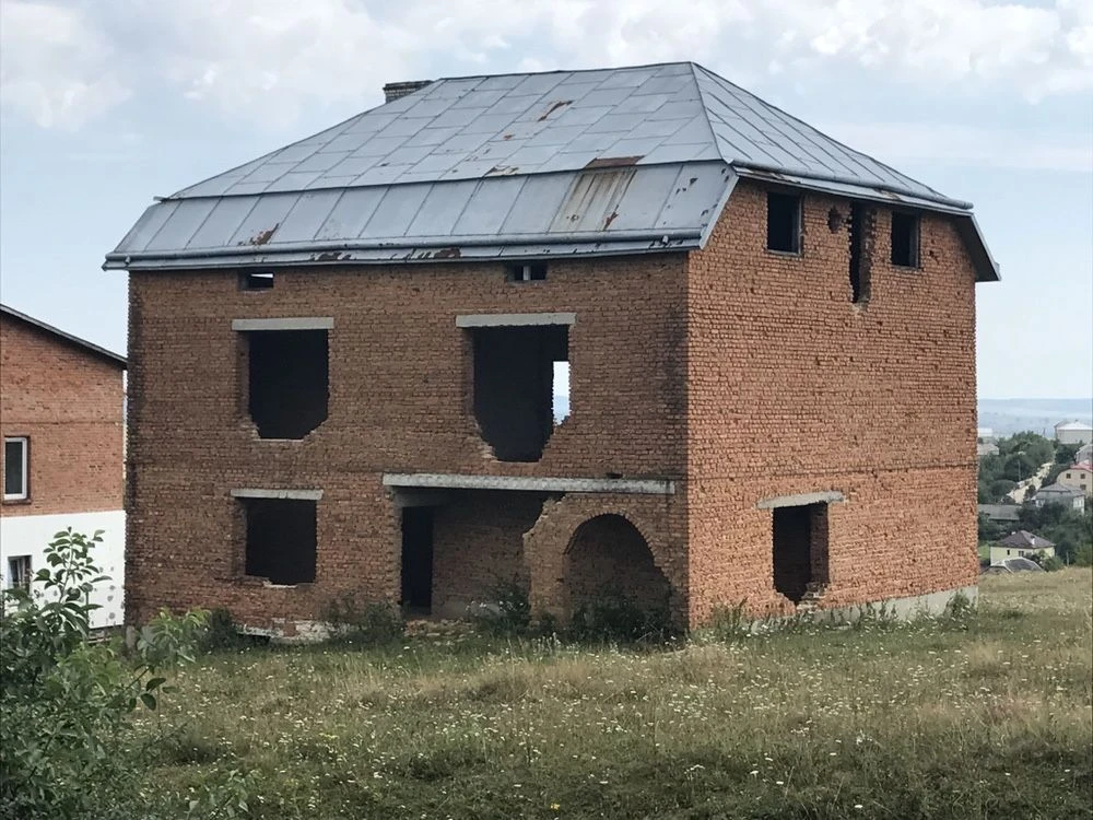 Незакінчений будинок + земельна ділянка