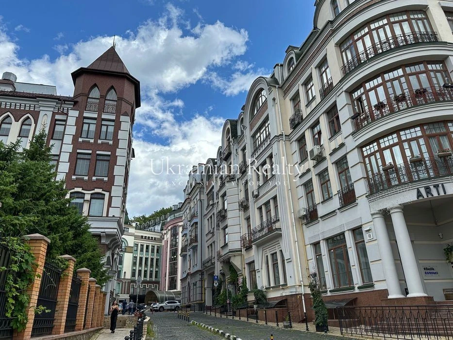 Apartment in the heart of historical Podil - Vozdvyzhenska St., 50