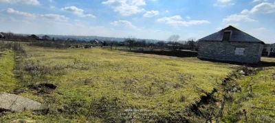 Земельна ділянка площею 10 соток у мальовничому районі.