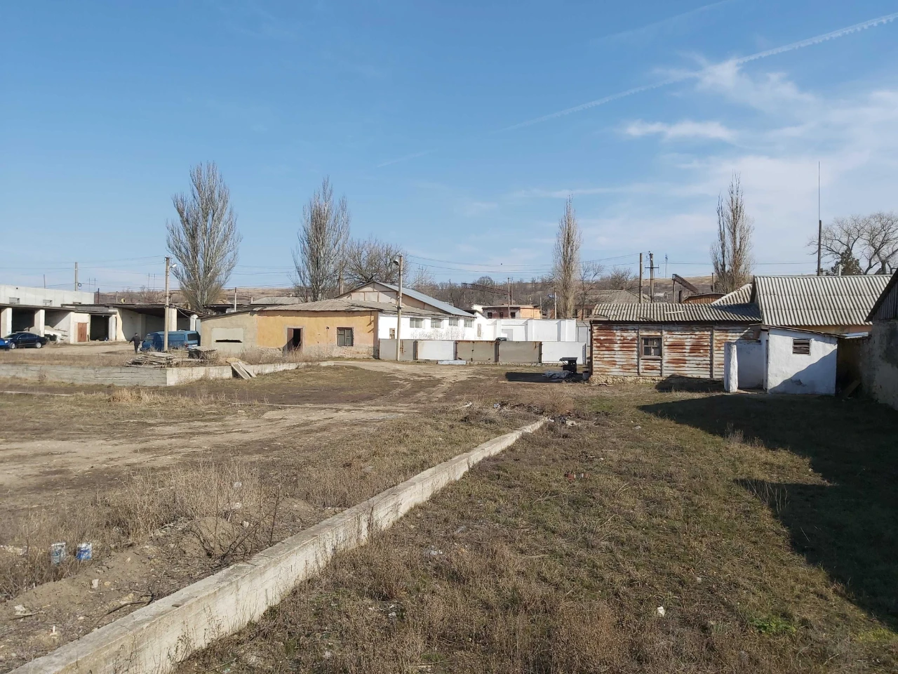 Продам земельну ділянку з забудівлями