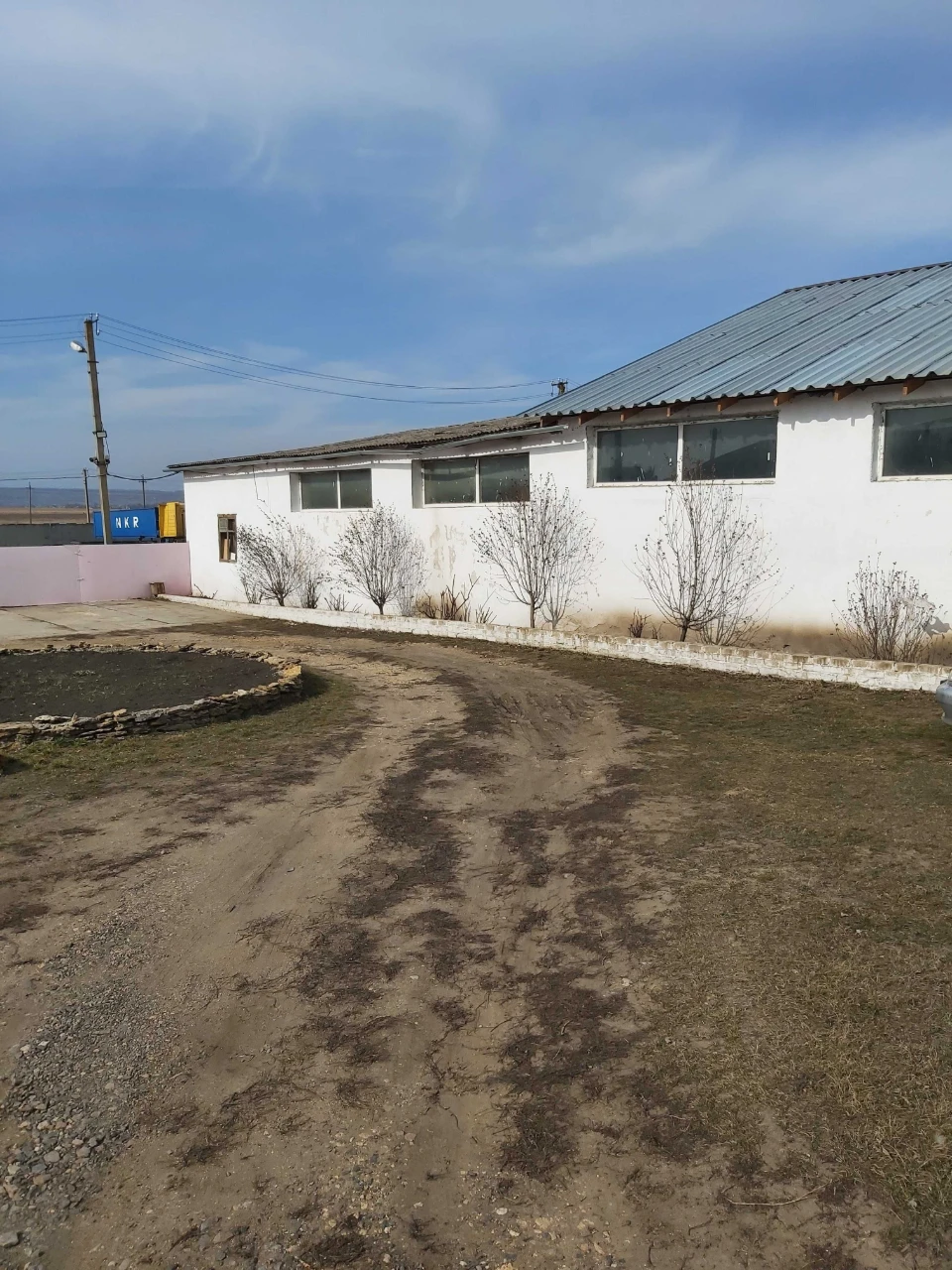Продам земельну ділянку з забудівлями