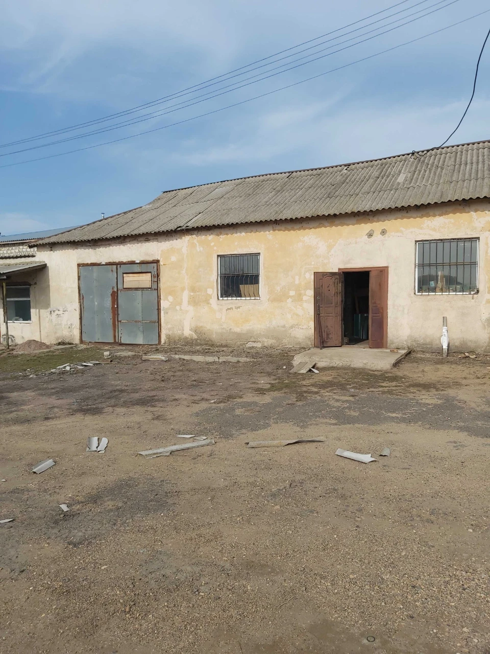 Продам земельну ділянку з забудівлями