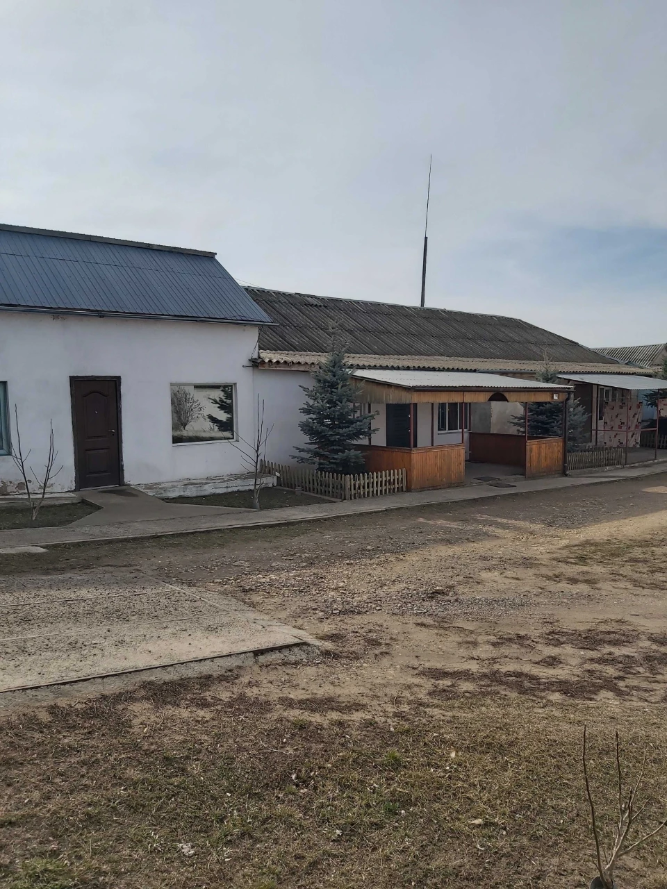 Продам земельну ділянку з забудівлями