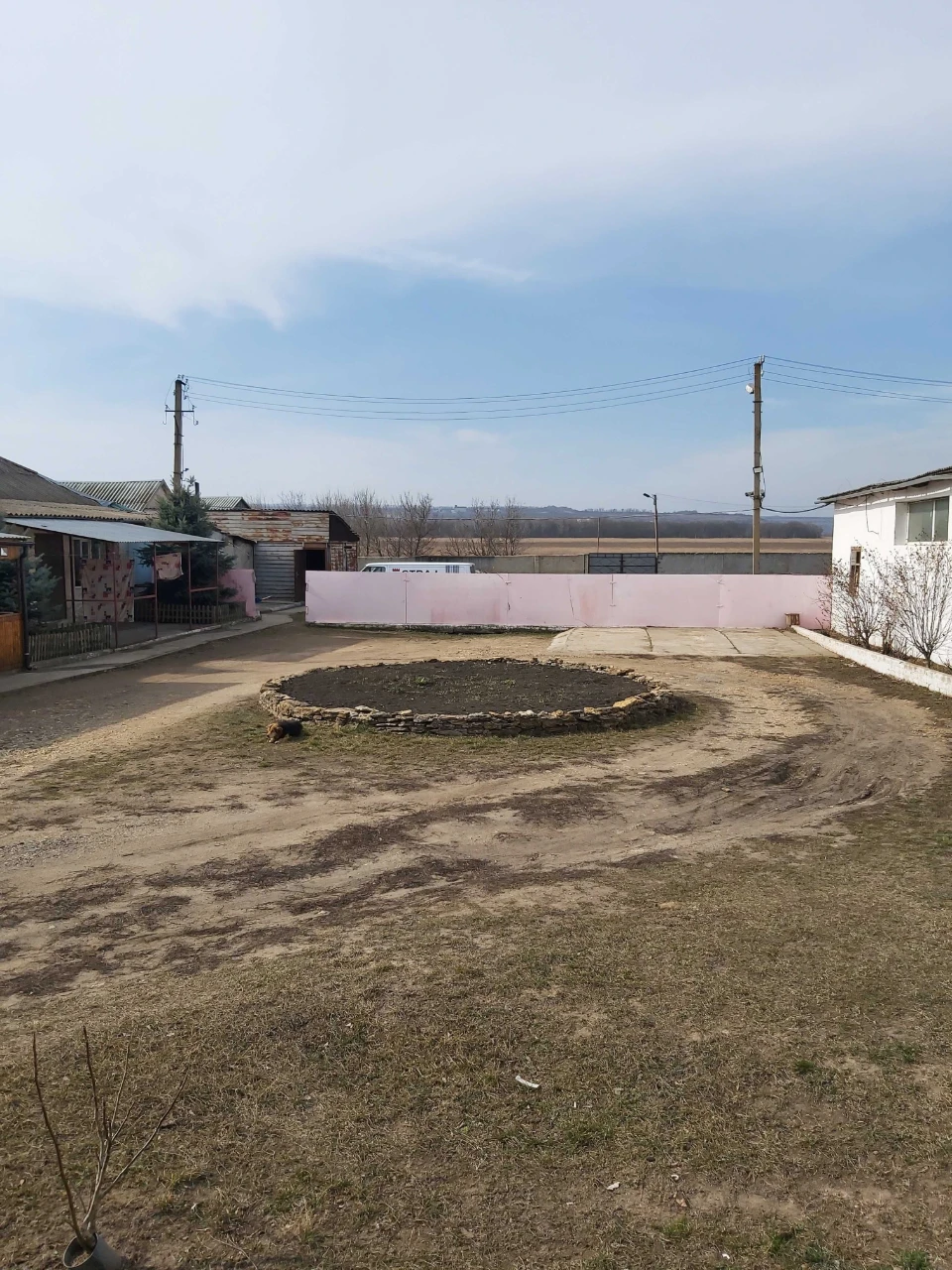 Продам земельну ділянку з забудівлями