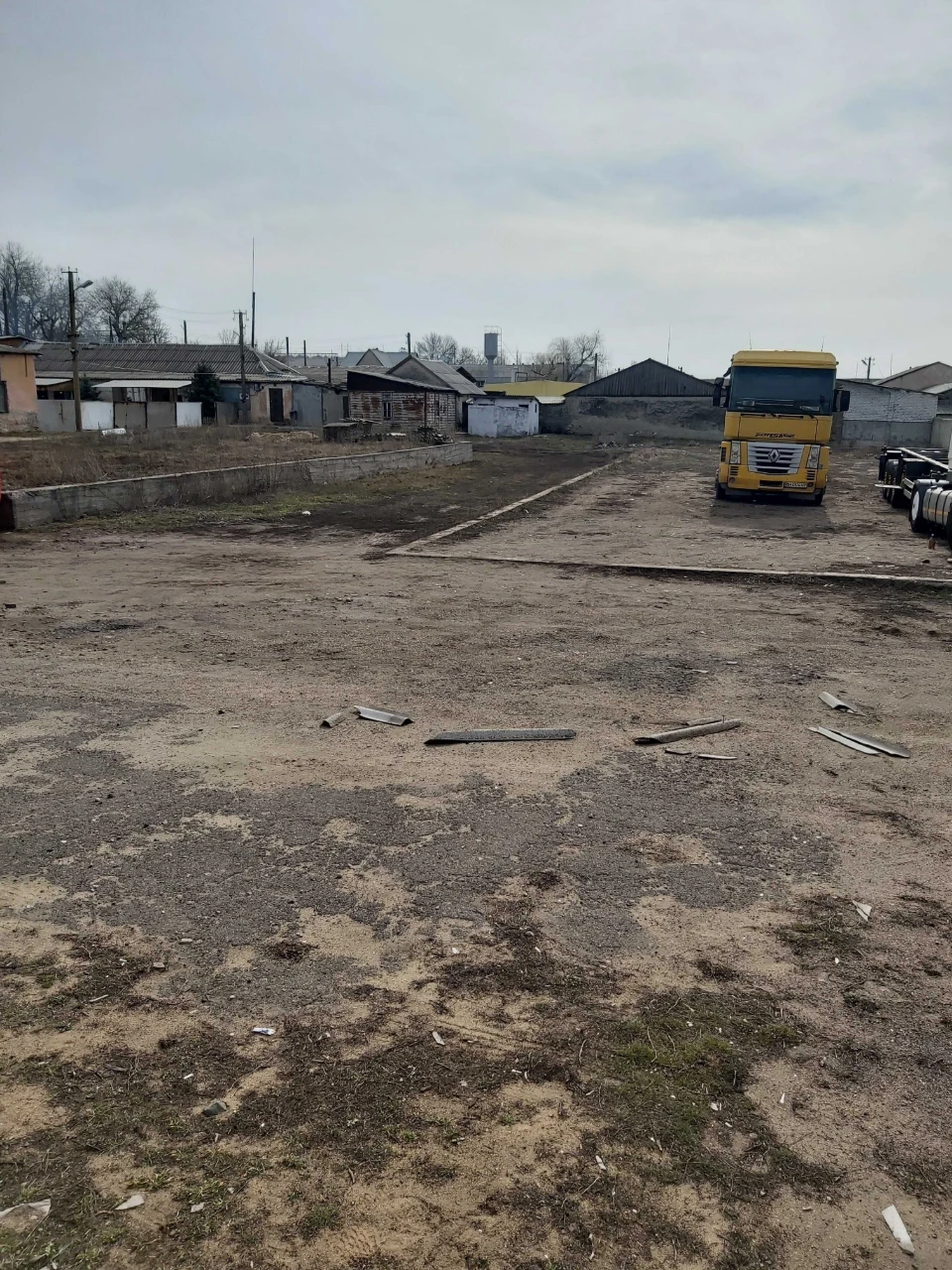 Продам земельну ділянку з забудівлями