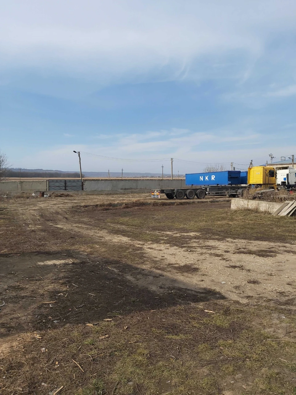 Продам земельну ділянку з забудівлями