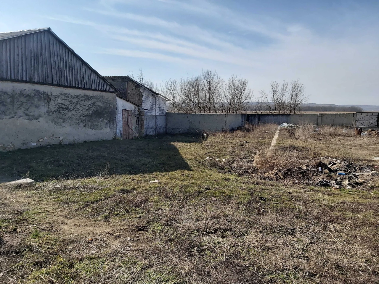 Продам земельну ділянку з забудівлями