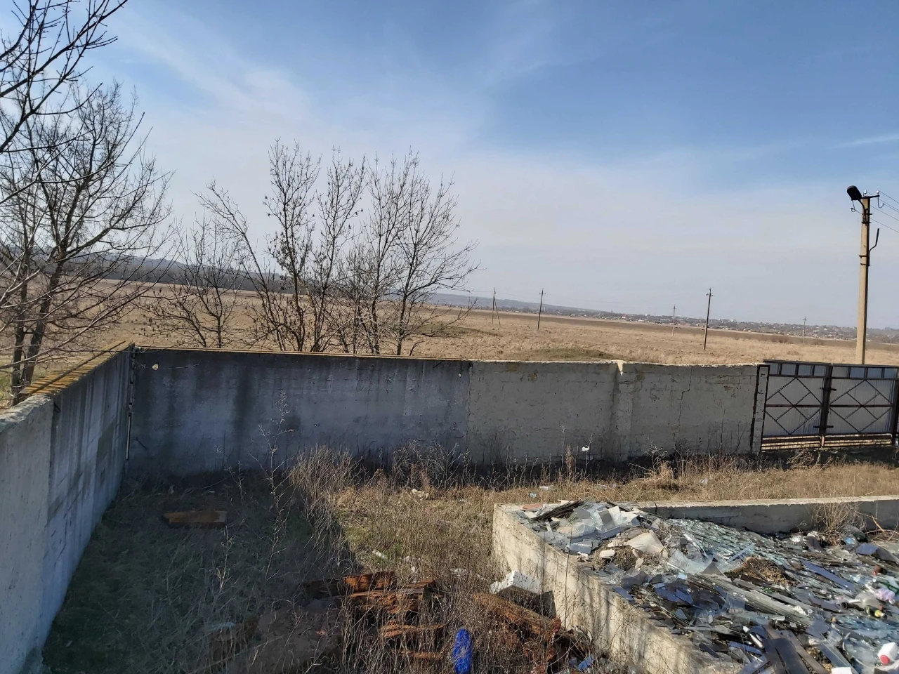 Продам земельну ділянку з забудівлями