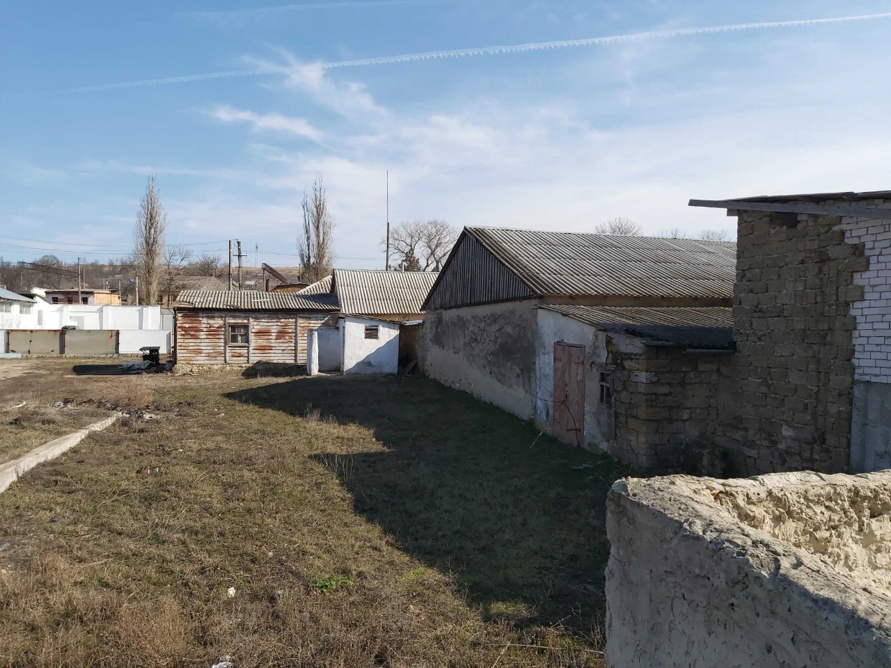 Продам земельну ділянку з забудівлями