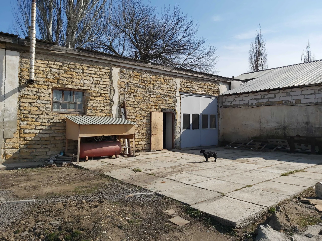 Продам земельну ділянку з забудівлями