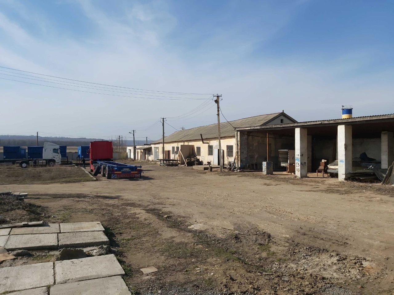 Продам земельну ділянку з забудівлями