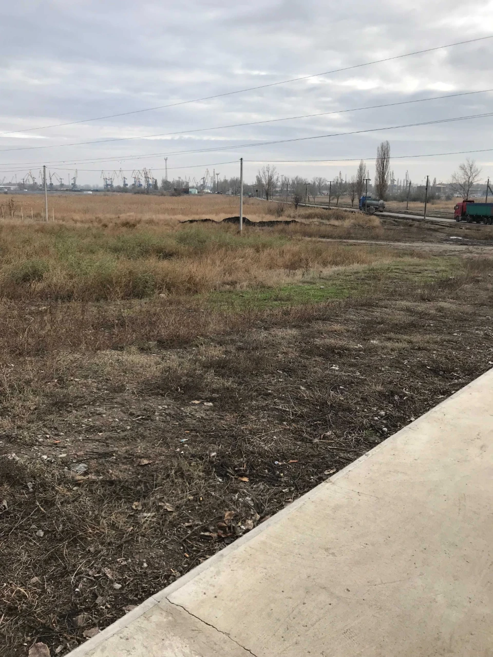 Фасадный участок 25 сот. с видом на озеро в припортовой зоне