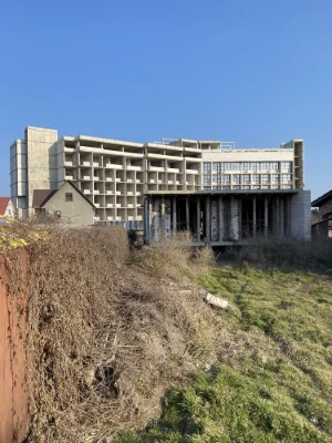 Земля у моря, Гостиница в черте города от собственника