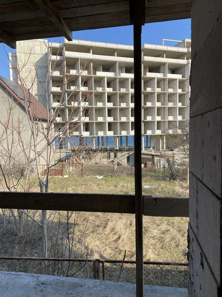 Земля у моря, Гостиница в черте города от собственника