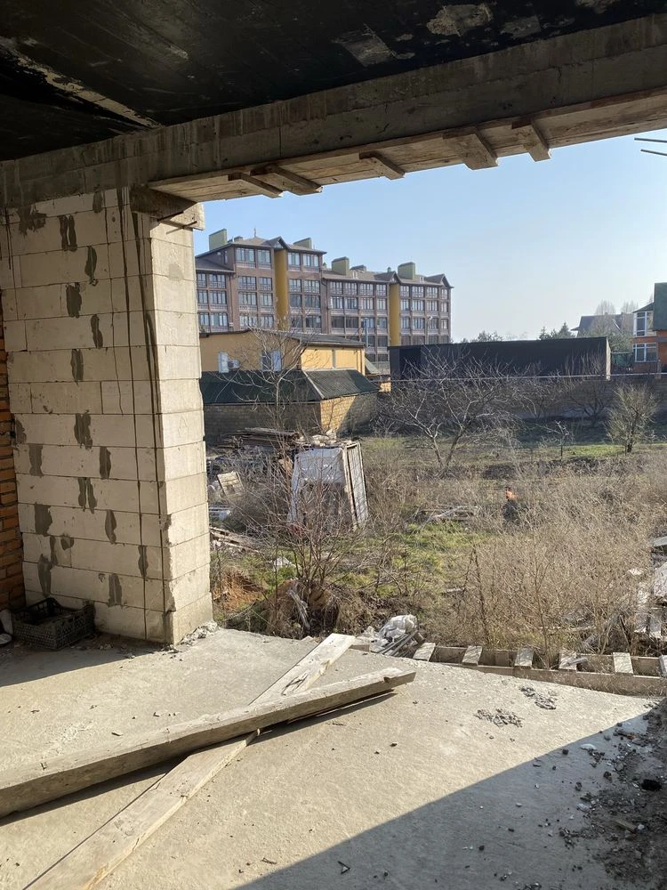 Земля у моря, Гостиница в черте города от собственника