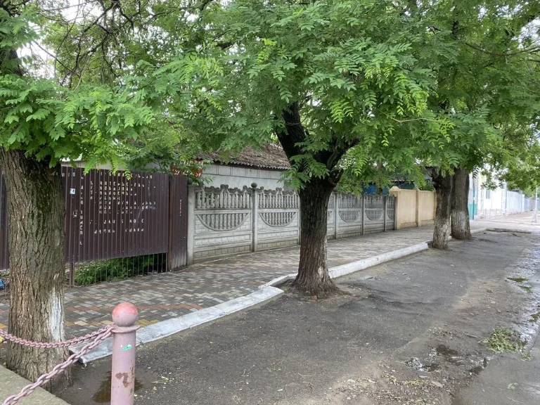 Дом, земельный участок возле рынка