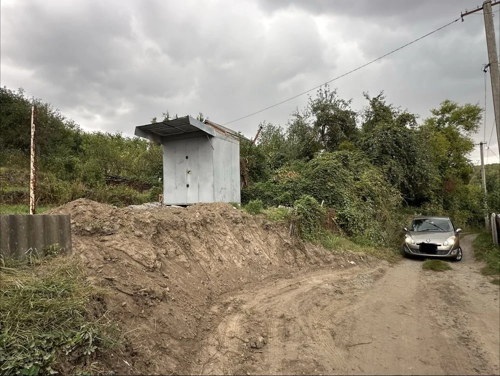 Дачна ділянка біля ставка на мгарському.