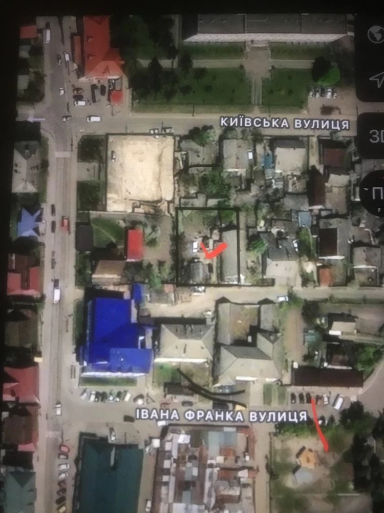 Продаєця земляна ділянка з будинком в центрі березного
