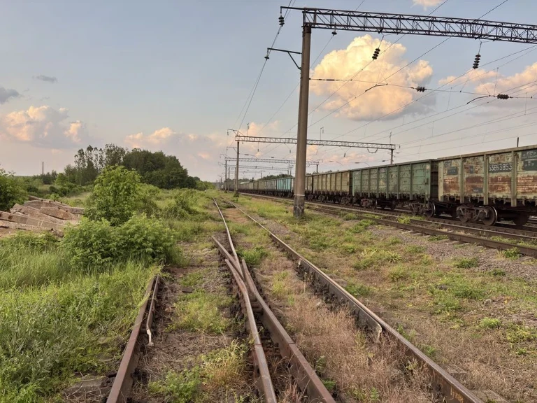 Ділянка комерційного призначення з залізною дорогою