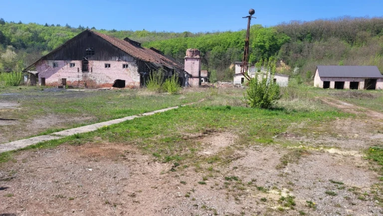 Продається комерційна ділянка з будівлями