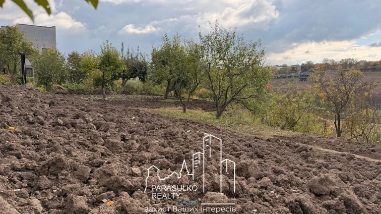 Земельна ділянка біля парковлі зони