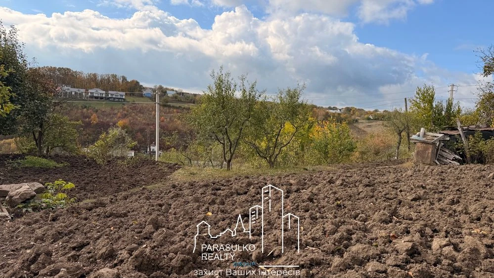 Земельна ділянка біля парковлі зони