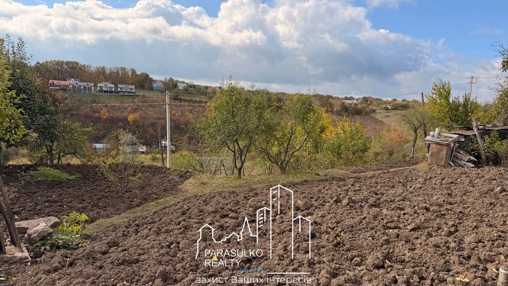 Земельна ділянка біля парковлі зони