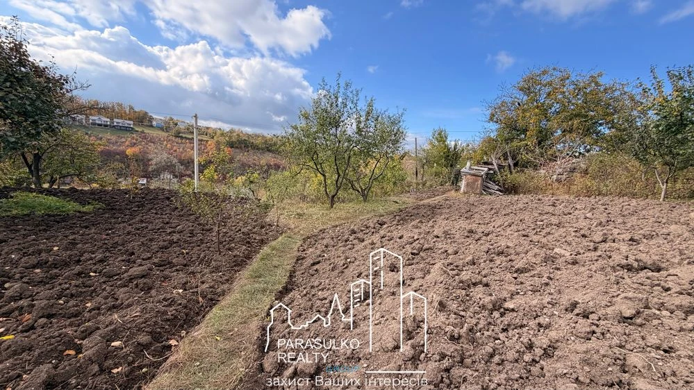 Земельна ділянка біля парковлі зони