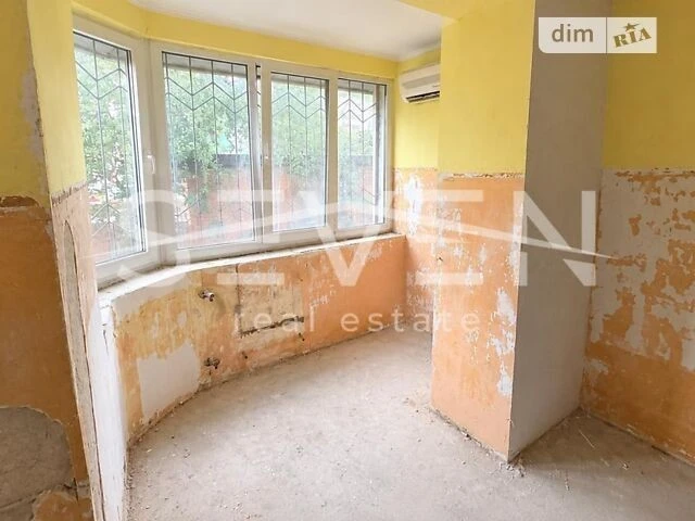 Sale of 2-room apartment 84.8 sq. m. on Stepana Rudnytskoho St. 9
