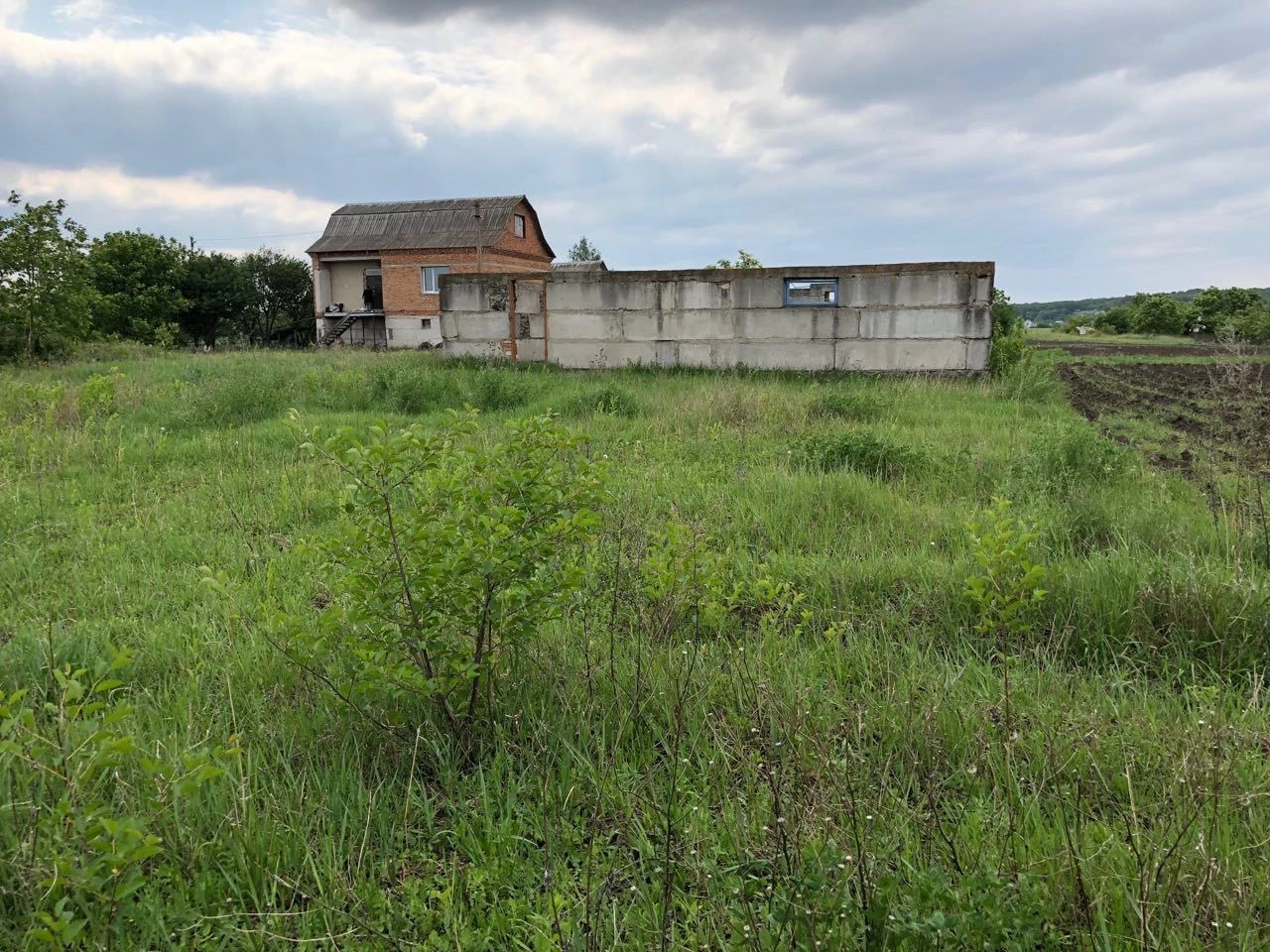 Земельна ділянка з розпочатим будівництвом