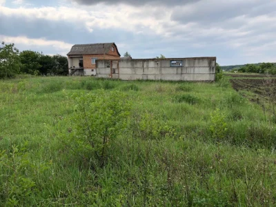 Земельна ділянка з розпочатим будівництвом