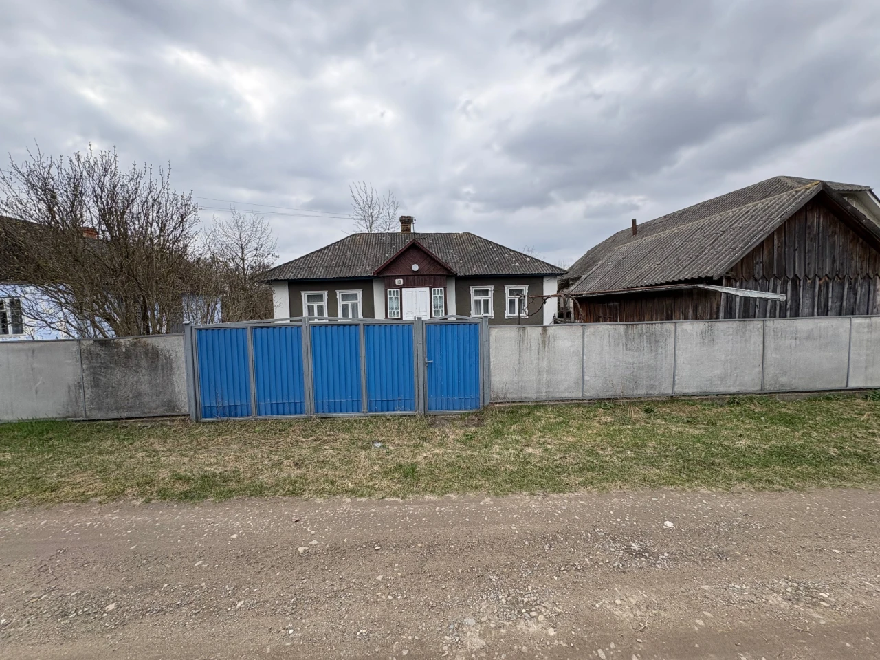 Продається земельна ділянка зі стареньким будинком