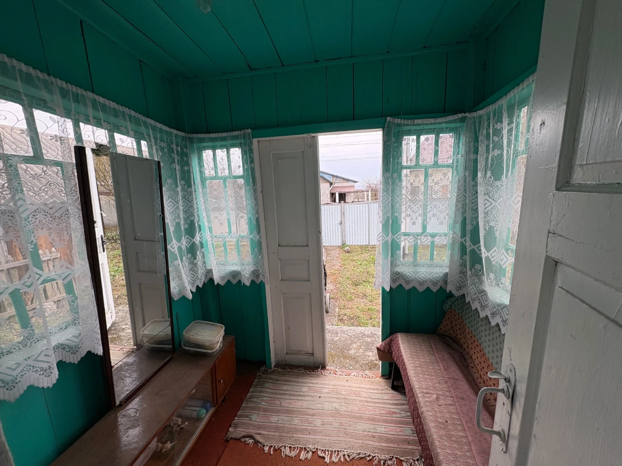 Продається земельна ділянка зі стареньким будинком