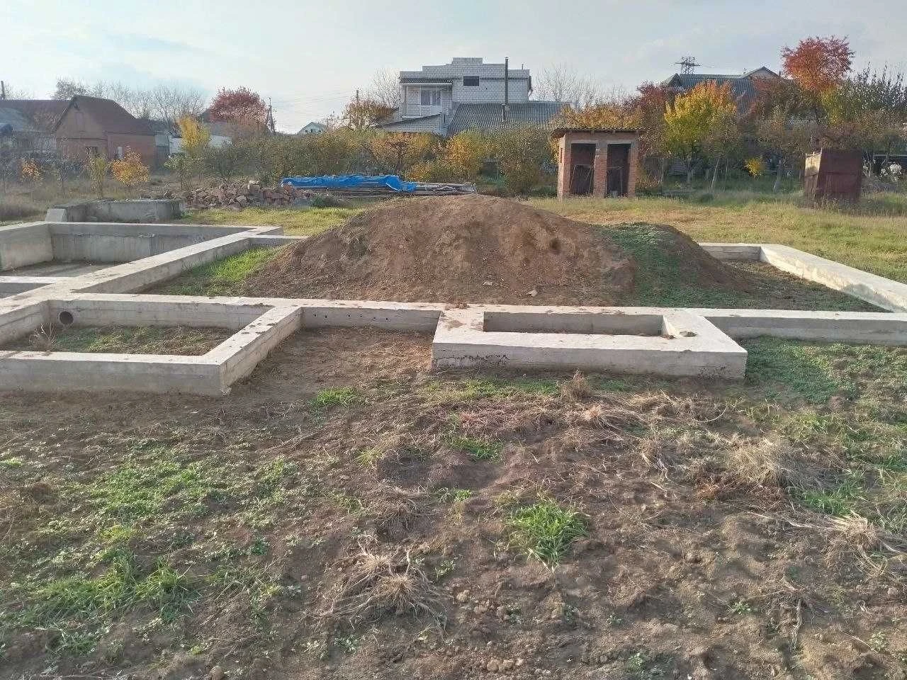 Земельна ділянка з фундаментом та матеріалом під будівництво