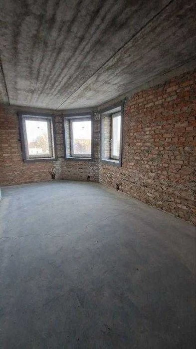 Продам трикімнатну квартиру в центрі міста, новобудова