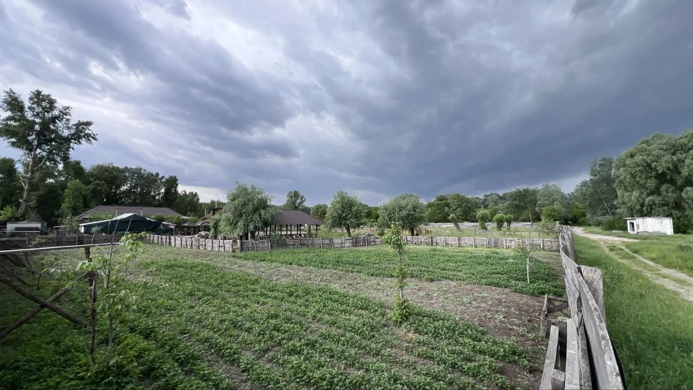 Продаж 1 га землі біля Дніпра - Озеро - Будівлі - фермерське