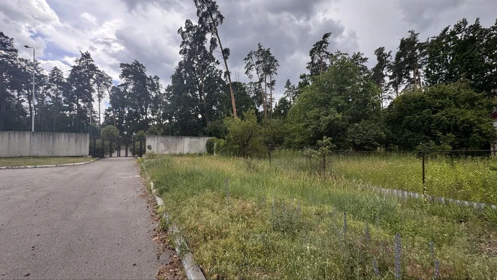 Двохфасадна земельна ділянка поруч з Бучанським парком - Інс