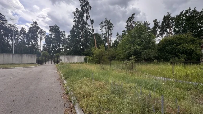 Двохфасадна земельна ділянка поруч з Бучанським парком - Інс