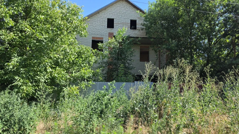 Ділянка в центрі з недобудрвою